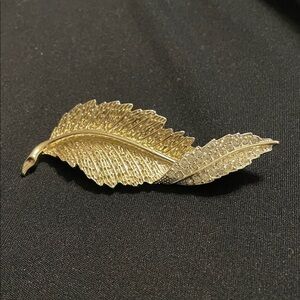 Signed Sarah Coventry Leaf Brooch